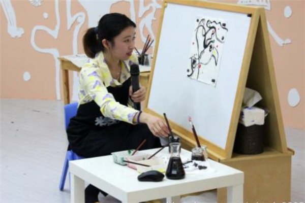 鯨魚(yú)先森少兒美術(shù)加盟