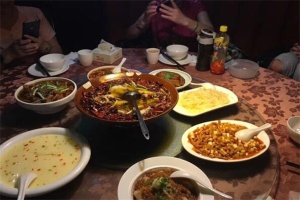 婆子?jì)屗郊也? /></p><p><strong>品牌特色：</strong></p><p>1、“媽媽菜，我最愛”——科學(xué)的菜系搭配：婆子?jì)屗郊也酥饕捎瞄L江以南的地方菜為代表，以川菜、粵菜、杭幫菜三大菜系為主打菜，挖掘、研發(fā)民間老百姓喜聞樂見的傳統(tǒng)家常菜式。</p><p>2、獨(dú)有的主廚操作、管理制度：為保證每道菜品的味型正宗，公司全部采用本地人做本地菜的思路，川菜的主廚是地道的成都人;粵菜的主廚是地道的廣東人;杭幫菜的主廚是地道的上海人。</p><p>3、創(chuàng)意的裝修風(fēng)格：沉穩(wěn)的色調(diào)，打造回家溫馨的感覺。</p><p>4、成熟的經(jīng)驗(yàn)?zāi)Ｊ?，成功的市?chǎng)驗(yàn)證：“婆子?jì)屗郊也瞬蛷d”提出提出大眾消費(fèi)，家宴為主的私家菜餐廳，“重慶式幸福家宴”的經(jīng)營理念，依托大氣，復(fù)古又不乏時(shí)尚的裝修風(fēng)格，很快在重慶形成了一股“家宴風(fēng)”，成為食客們家庭聚餐，生日宴會(huì)的首選餐廳。</p>
                </div>
                <div   id=