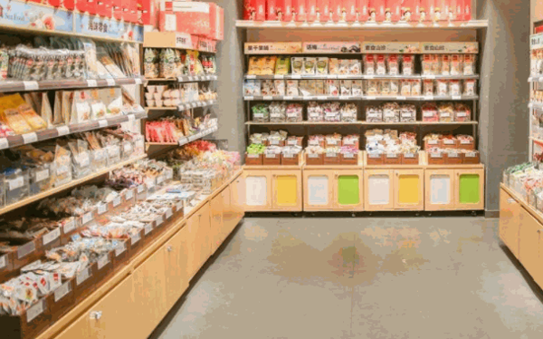 東家鋪?zhàn)? /></p><p>2010年隆重上市的東家鋪?zhàn)?，在外界休閑食品的行業(yè)中享有較高的聲望，時(shí)間久以來(lái)， 
東家鋪?zhàn)邮冀K秉持著時(shí)尚、休閑、健康的經(jīng)營(yíng)宗旨;以不斷創(chuàng)立、勇于超越為經(jīng)營(yíng)目標(biāo)的信念。獲得了廣大消費(fèi)者的認(rèn)可。</p><p>“東家鋪?zhàn)印睆某闪⒁詠?lái)，加盟店更是遍布全國(guó)，使得其在休閑食品中的地方更是舉足輕重，“東家鋪?zhàn)印痹诎l(fā)展的過(guò)程中，“立足上海，著手全國(guó)，放眼世界”發(fā)展戰(zhàn)略更是超群，被很多食品業(yè)的人士推薦。這樣一來(lái)，也就使得“東家鋪?zhàn)印绷⒆阌谏虾Ｒ灾粮訌V泛的市場(chǎng)之中。</p><p>“東家鋪?zhàn)印笔冀K致力于休閑食品的開(kāi)發(fā)與銷(xiāo)售，品種更是涉及蜜餞系列、豆制品系列、禽制品系列、肉制品系列和炒貨系列等上百個(gè)品種。琳瑯滿(mǎn)目的食品，使得其銷(xiāo)售量和市場(chǎng)占有率大大提升。</p><p>我們：不斷發(fā)展的東家鋪?zhàn)庸臼且粋€(gè)以健康消費(fèi)為己任、能夠引路時(shí)尚潮流、廣受消費(fèi)者信賴(lài)、并且能夠廣泛積聚人才的事業(yè)平臺(tái)。</p>
                </div>
                <div   id=
