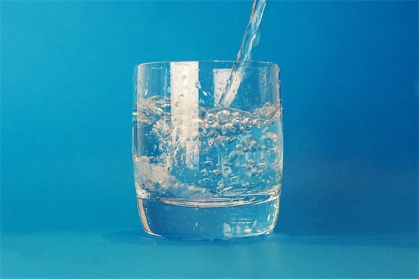 水?？祪羲? /></p><p><strong>水福康凈水器品牌特色</strong></p><p>1、低投入：水?？祪羲鳠o需品牌使用費、無需加盟費、直接進貨可經(jīng)營，投如少，無資金壓力。</p><p>2、價格低：水?？祪羲鞯瓦M貨價，與其他普通家居品牌相比空間更大。</p><p>3、低風(fēng)險：水?？祪羲骷揖卟蝗菀资茈娚绦袠I(yè)沖擊，可持久性經(jīng)營。</p><p>4、易經(jīng)營：水?？祪羲鏖T店容易找、裝修簡單、無租金壓力、輕松開業(yè)。</p><p>5、好模式：水?？祪羲骺砷_專賣店可做區(qū)域代理，自由選擇，一樣賺大錢。</p>
                </div>
                <div   id=