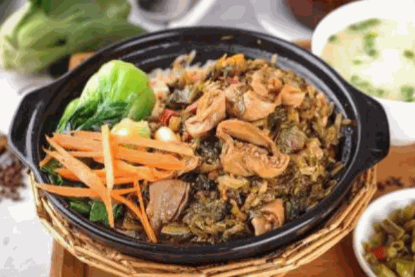 Q飯?zhí)渺易酗? /></p><p>Q飯?zhí)渺易酗埖陜?nèi)的煲仔飯口味包括了窩蛋牛肉煲仔飯、黃鱔臘味煲仔飯、田雞煲仔飯、臘腸臘肉煲仔飯、排骨滑雞煲仔飯、叉燒排骨煲仔飯、豬肚煲仔飯、鯽魚煲仔飯等，其中窩蛋牛肉煲仔飯更是受到了市場(chǎng)的熱烈歡迎，牛肉鮮嫩多汁，窩蛋細(xì)膩嫩滑，搭配著焦香的米飯，口感層次非常豐富。</p>
                </div>
                <div   id=