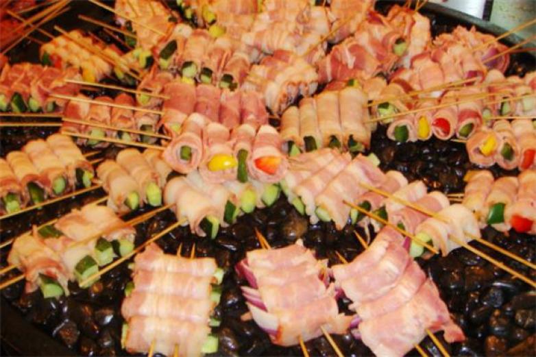 ?？蛠硇〕?/></p><p>所有?？蛠硇〕援a(chǎn)品都使用新鮮、綠色成分</p><p>從采購到生產(chǎn)加工再到銷售，每一個環(huán)節(jié)都經(jīng)過專業(yè)人員的嚴格審核和檢查，不允許改進/增加，不合格品流出</p><p>各種新鮮蔬菜、水果，以及各種海鮮，使食物富含營養(yǎng)和維生素，極大地滿足了現(xiàn)代消費者對健康營養(yǎng)飲食的需求，也讓消費者有了更好的就餐體驗</p><p>為了讓消費者吃到正宗的小吃，?？蛠硇〕怨揪奂嗽S多國內(nèi)外知名的烹飪和餐飲專業(yè)人士</p><p>憑借多年在餐飲行業(yè)的經(jīng)驗和實踐，?？蛠硇〕圆粩嚅_發(fā)各種新產(chǎn)品，追求創(chuàng)立和改進，使更適合大眾口味和滿意度滿足消費者的需求，同時也受到廣大消費者的喜愛和信賴，并在餐飲市場擁有合格的口碑和較高的品牌知名度</p><p></p>
                </div>
                <div   id=