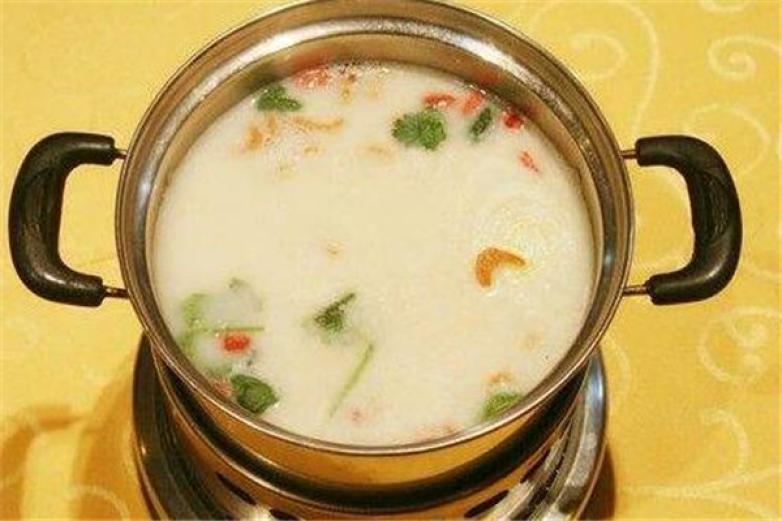 唐汗隆肥?；疱?/></p><p>選用上等的好肉，做營養(yǎng)美味的肥?；疱?，唐汗隆肥?；疱仦槲覀兊纳顜砀嗟慕】瞪?，為提供便捷的加盟項(xiàng)目</p><p>唐汗隆肥牛火鍋選用上等肥牛，精選的品質(zhì)，優(yōu)佳的口味</p><p>唐汗隆肥?；疱伒摹胺逝！钡挠⑽氖莃eef in hot pot，直譯為“放在熱鍋里食用的牛肉”</p><p>它既不是一種牛的品種，也不是單純育肥后屠宰的牛，更不是肥的牛，而是經(jīng)過排酸處理后切成薄片在火鍋內(nèi)涮食的部位，被稱為“肥?！?/p><p>唐汗隆肥?；疱佉?jīng)過嚴(yán)格的挑選和先進(jìn)的排酸工藝，通常選擇優(yōu)質(zhì)的腰背部的“背較長肌”和腹部去骨肌肉修割成形，制成“肥牛坯”送往餐廳</p><p>再經(jīng)專用機(jī)械刨成薄片，然后蘸以美味的調(diào)料在火鍋內(nèi)涮熟，吃到嘴里的才是真正的“肥?！?/p><p>唐汗隆肥牛火鍋選用的合理的育肥牛，經(jīng)穆斯林或屠宰后，采用先進(jìn)的國際上新興的肉厚成熟處理技術(shù)，精細(xì)加工而成不同規(guī)格、適應(yīng)不同烹調(diào)要求的、以不同方式包裝的冷藏保鮮肉、冷藏部位肉</p><p>唐汗隆肥牛火鍋這些優(yōu)質(zhì)牛肉色鮮味美，香嫩可口、大理石花紋豐富，含有各種營養(yǎng)成份，適合綠色食品的要求，不論涮還是烤都能達(dá)到瘦而不柴、肥而不膩的境界，所以適合更多的人前來食用</p><p>唐汗隆肥牛是一種高密度食品，美味而且營養(yǎng)豐富，不但提供豐富的蛋白質(zhì)、鐵、鋅、鈣還是每天需要的維生素B群，包括葉酸、維生素B和核黃素等的優(yōu)佳來源</p><p>吃唐汗隆肥牛火鍋可以配合海鮮和青菜，海鮮中含有豐富的蛋白質(zhì)、鐵、維生素，營養(yǎng)更豐富，更易于吸收</p><p></p>
                </div>
                <div   id=