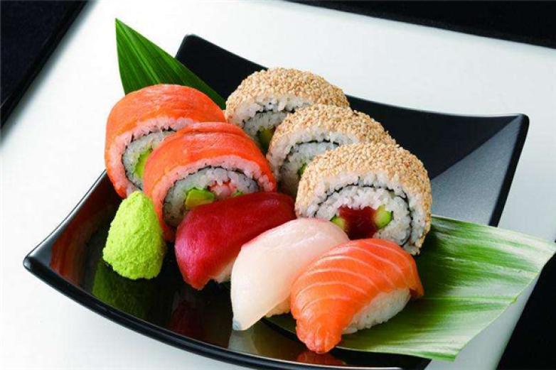蜜思?jí)鬯?/></p><p>蜜思?jí)鬯疽彩鞘圪u形式的更新</p><p>它是時(shí)尚的，風(fēng)行的，它遵從于現(xiàn)代“樂活”理念，以健康、便捷的現(xiàn)代飲食觀念來引路年輕消費(fèi)</p><p>蜜思?jí)鬯臼莻€(gè)十分講究團(tuán)結(jié)合作的年輕團(tuán)體，我們有的是大學(xué)生創(chuàng)業(yè)的熱情與良心，我們要的是美食傳達(dá)給國人積極樂觀的生活態(tài)度</p><p>享受生活，享受工作，加入我們，一起放飛夢(mèng)想吧！蜜思?jí)鬯臼菈鬯镜妮^新更新，它是產(chǎn)地的回歸</p><p>它的食材選擇及料理自有工藝是根據(jù)中國人的飲食偏好調(diào)制出來的</p><p>雖然沿用了海苔包裹的形式，但延傳的是中國美食觀念</p><p>蜜思?jí)鬯疽彩鞘圪u形式的更新</p><p>它是時(shí)尚的，風(fēng)行的，它遵從于現(xiàn)代“樂壽司是日本傳統(tǒng)美食之一，后傳入朝鮮、韓國等地</p><p>其主要材料是用壽司醋調(diào)味過的維持在人體體溫的飯塊，再加上魚肉，海鮮，蔬菜或雞蛋等作配料，其味道鮮美，很受民眾的喜愛</p><p>壽司在公元九二七年完成的日本平安時(shí)代法典「延喜式」中，就已有記載</p><p>當(dāng)時(shí)的壽司指的是一種保存魚的方式</p><p>在魚身上抹上鹽，用重物壓緊，使之自然發(fā)酵</p><p>當(dāng)產(chǎn)生酸味后，用粳米包裹即可食用（粳米煮熟冷卻之后要反復(fù)碾壓）</p><p>專業(yè)的開業(yè)支持，專人現(xiàn)場協(xié)助貨物上架及陳列，包括營業(yè)培訓(xùn)、貨品陳列、貨物管理、賣場布置、櫥窗陳列及新張促銷等</p><p></p>
                </div>
                <div   id=