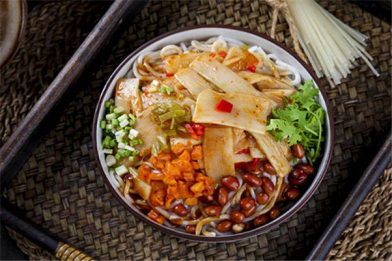 撩粉大片肥牛拌米粉