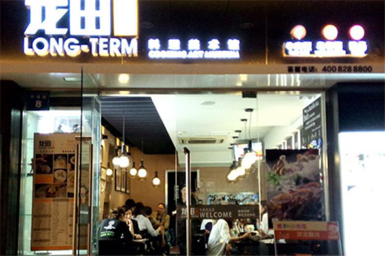 龍?zhí)飰鬯?/></p><p>其餐館內(nèi)不光有漫迷族 愛的卡通人偶，還有機(jī)甲類、代步車等讓人熱血沸騰的流行元素，更有那些只屬于你我的快樂記憶</p><p>龍?zhí)锪侠砻佬g(shù)館的裝潢風(fēng)格天馬行空、奇思妙想</p><p>龍?zhí)锪侠砻佬g(shù)館，沒有所謂的忠實(shí)粉絲，只有一大批忠誠(chéng)的朋友</p><p>看到這里琳瑯滿目的公仔柜臺(tái)，會(huì)有顧客主動(dòng)獻(xiàn)出自己收藏的公仔人物，大家爭(zhēng)搶著免費(fèi)提供互動(dòng)禮物</p><p>2003年新年伊始，董玉友和牛玉雷一同離開安徽老家，來到無錫打工</p><p>2006年，董玉友開始了創(chuàng)業(yè)之路</p><p>2007年，頭家N多壽司在無錫后西溪開業(yè)</p><p>如今，短短7年時(shí)間，已擁有門店700余家</p><p>2013年，