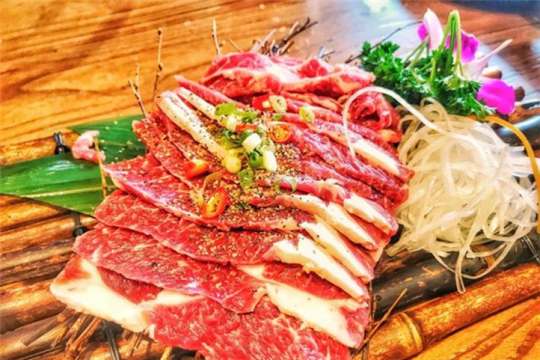 好?？救?/></p><p>每招聘一名專(zhuān)業(yè)的廚師，都需要送到總部來(lái)進(jìn)行統(tǒng)一的培訓(xùn)，也希望大家在運(yùn)營(yíng)這個(gè)品牌的過(guò)程中能夠維護(hù)好品牌形象，能夠定期對(duì)店鋪進(jìn)行殺菌消毒，確保每個(gè)客人吃的菜品都是衛(wèi)生健康的</p><p>很多人加盟好牛烤肉品牌之后，他們都表示人氣是比較高的，而且是爭(zhēng)取進(jìn)一步拓展市場(chǎng)做的，每到飯點(diǎn)的時(shí)候店門(mén)口都會(huì)排起很長(zhǎng)的隊(duì)伍，現(xiàn)在這個(gè)品牌在全國(guó)已經(jīng)有了上百家分店了，比較適合年輕人自主創(chuàng)業(yè)，這是你有意向加盟一個(gè)烤肉品牌的話，不如考慮一下好?？救馄放?，可以給你帶來(lái)不一樣的驚喜，大家繳納加盟費(fèi)用之后會(huì)有專(zhuān)業(yè)的人員來(lái)到店鋪中，對(duì)你的店鋪進(jìn)行管理，直到店鋪?zhàn)呱险壊艜?huì)離開(kāi)，可以盡很大的全力來(lái)幫助你收銀</p><p>隨著人們生活水平的提高，不同種類(lèi)的美食也為了滿(mǎn)足人們的味蕾相繼出現(xiàn)</p><p>烤肉便是其中非常受歡迎的美食</p><p>烤肉的美味總是吸引著成千上萬(wàn)的消費(fèi)者前來(lái)品嘗</p><p>在眾多的烤肉品牌中，好牛烤肉已經(jīng)在市場(chǎng)上具有了一定的市場(chǎng)地位，更是受到來(lái)自各方加盟者的關(guān)注</p><p>為了方便加盟者更加深入地了解好?？救?，作出理性加盟，小編將會(huì)在下文針對(duì)好牛烤肉加盟進(jìn)行討論</p><p>當(dāng)然，加盟者很先關(guān)注的是好?？救饧用藘?yōu)勢(shì)是什么？下面小編將會(huì)進(jìn)行闡述</p><p></p>
                </div>
                <div   id=