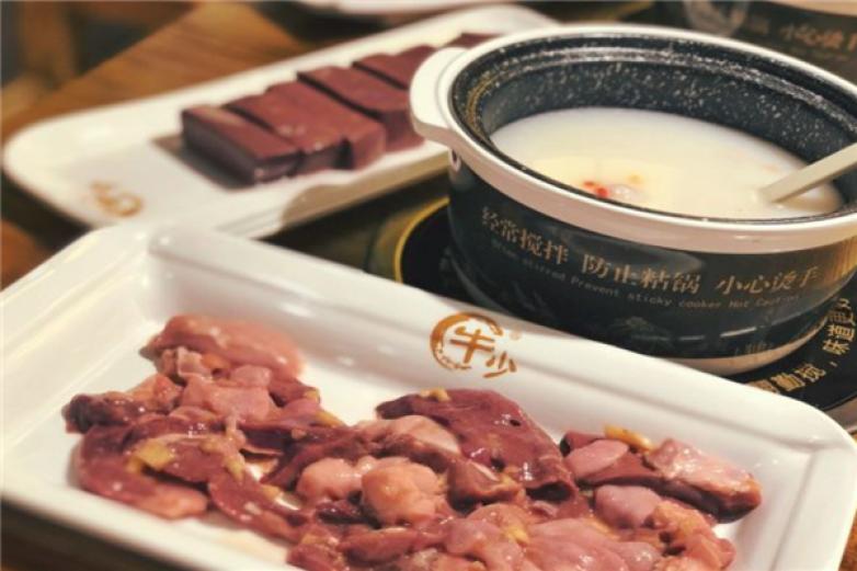 牛少?；ㄖ嗟谆疱?/></p><p>擺在牛少牛花粥底火鍋店堂內(nèi)的，是一些新鮮的食材還有不同類型的鍋底，式的廚房映入大家的眼簾</p><p>廚師們用心的做著顧客點的鍋底，在湯料中還會加入一些保健用的中草藥，以此來保持產(chǎn)品的健康滿足消費者對健康的需求</p><p>不同的產(chǎn)品之上，都會經(jīng)常的進行翻新升級，利用獨特的自有工藝來挑起消費者的味蕾</p><p>餐飲行業(yè)中有很多品牌的火鍋，而牛少?；ㄖ嗟谆疱佈匾u的是重慶火鍋的精華，加上很多的養(yǎng)生理念，把更多的產(chǎn)品融入時尚的元素，跟上時代的潮流</p><p>更加消費者的是牛少?；ㄖ嗟谆疱伒乃募净疱?，這樣的味道適合所有的人，可以在每一個季節(jié)獲得消費者的信任</p><p>在牛少?；ㄖ嗟谆疱佊貌偷南M者，都很喜歡公司員工們的服務，親切的笑容，耐心的接待，讓消費者感受到牛少?；ㄖ嗟谆疱伒姆?/p><p>牛少?；ㄖ嗟谆疱佉唤?jīng)推出就受到了市場的認可，新鮮的蔬菜，長長的冷庫還有各種各樣的食材出現(xiàn)在大家的眼前</p><p>所有的產(chǎn)品供大家選擇，還有很多種類的飲品都是消費者喜歡的</p><p>這些產(chǎn)品中就可以看出牛少牛花粥底火鍋的經(jīng)營理念，健康安全，時尚，以此來風靡整個的餐飲市場</p><p>讓消費者們追捧的還有牛少牛花粥底火鍋的保健，各種養(yǎng)生滋補的系列，用餐之后不僅不會上火還會給身體帶來很好的保健</p><p></p>
                </div>
                <div   id=