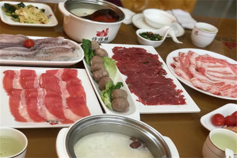 撈撈?；疱?/></p><p>時尚大氣的裝修風(fēng)格，多樣特色菜品，多種鍋底，圍爐聚炊歡呼處，百味消融小釜中”，撈撈福海鮮火鍋已然成為北碚的新名片</p><p>“撈撈福海鮮火鍋”隆重開業(yè)了</p><p>撈撈福海鮮火鍋從原材料甄選、市場調(diào)查分析及品牌注冊，耗時一年</p><p>但勤學(xué)、專研、等待，卻用了整整二十年</p><p>撈撈福海鮮火鍋店面裝修很有特色，裝修帶有濃郁的中國風(fēng)</p><p>撈撈福海鮮火鍋以麻辣香混為一鍋的特點，葷素搭配，營養(yǎng)美味，飄香撲鼻，滋味柔和和醇厚</p><p>采用幾十種，特殊原料制作香料，制造自有工藝，精制而成</p><p>現(xiàn)吃現(xiàn)燙，辣咸鮮，油而不膩，暴汗淋漓，酣暢之極，適于山川之氣候，今發(fā)展為鴛鴦鍋，麻辣清淡各別，各取所需，老少皆宜</p><p>撈撈福海鮮火鍋表現(xiàn)了中國飲食之道蘊含的和諧性</p><p>從原料、湯料的采用到烹調(diào)技法的配合，同中求異，異中求和，使葷與素、生與熟、麻辣與鮮甜、嫩脆與綿爛、清香與濃醇等美妙地結(jié)合在一起</p><p>在民俗風(fēng)情上，撈撈福海鮮火鍋呈現(xiàn)出一派和諧與淋漓酣暢相溶之場景和心理感受，營造出一種“同心、同聚、同享、同樂”的文化氛圍</p><p></p>
                </div>
                <div   id=