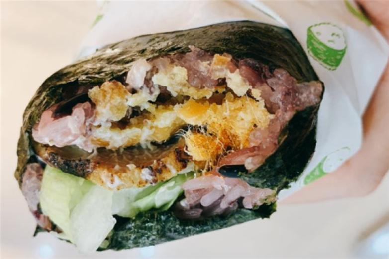 米道手捧飯團