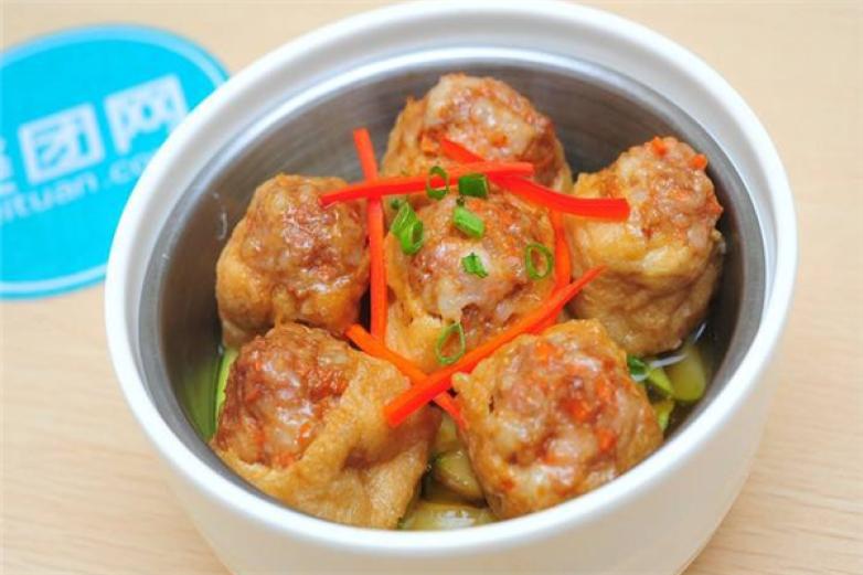 蒸六?？觳?/></p><p>在傳統(tǒng)餐廳，廚房可謂“軍事重地”，餐廳的好壞很大程度上取決于廚師，“廚師一換，餐廳必亂”，影響極大</p><p>另外廚師是重要核心人物，所以工資自然很高，這些都是無(wú)法避免的基本開(kāi)支</p><p>但是，從今天起，我們可以大聲與廚師說(shuō)聲“拜拜了”</p><p>我們可以高呼“大廚下崗吧”！炒菜與蒸菜的差別：每個(gè)廚師用同樣的方法炒出來(lái)的菜都是有差別的，并且每次味道不能提高/增加完全一樣</p><p>蒸六福自行研制的自有工藝蒸菜就截然不同，只要按照公司總部提供的自行研制的自有工藝蒸菜調(diào)料包進(jìn)行使用，并把所蒸的菜放進(jìn)總部提供的專職自動(dòng)微電腦調(diào)控蒸車后，設(shè)置好時(shí)間就可以了</p><p>省時(shí)，省事，省力，這樣就可以提高/增加每次菜味的品質(zhì)</p><p>蒸六福是蒸六福中式快餐加盟于2010年創(chuàng)立的一種快餐品牌</p><p>在星城長(zhǎng)沙肥沃的餐飲市場(chǎng)上，蒸六福中式快餐加盟總公司是由8年的食品原料工廠食品成長(zhǎng)為一個(gè)初具規(guī)模的綜合餐飲管理企業(yè)</p><p>1蒸膳美中式快餐獨(dú)特優(yōu)勢(shì)：蒸膳美中式快餐從經(jīng)營(yíng)上講，是一次餐飲模式，它打破了幾千年來(lái)，開(kāi)餐廳必須要有廚師的歷史</p><p>對(duì)設(shè)備和技術(shù)的量化及標(biāo)準(zhǔn)化，所有的原料，包括主料、配料、輔料和調(diào)料，一蒸而就，無(wú)需后廚煎炒，任何一個(gè)普通的服務(wù)員經(jīng)過(guò)簡(jiǎn)單的培訓(xùn)既可上崗操作，實(shí)現(xiàn)了中餐的標(biāo)準(zhǔn)化，所有菜肴，只需配料、定時(shí)、按鈕即可，讓機(jī)器來(lái)做飯做菜</p><p></p>
                </div>
                <div   id=