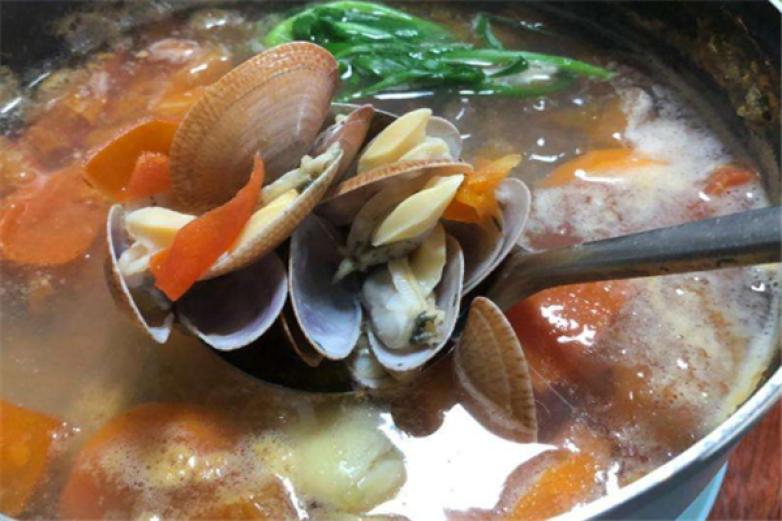 張?zhí)镉浕疱?/></p><p>張?zhí)镉浕疱仯窃趥鹘y(tǒng)燜鍋基礎(chǔ)上結(jié)合現(xiàn)代人的口感特點(diǎn)，大膽創(chuàng)立，營(yíng)養(yǎng)調(diào)配</p><p>張?zhí)镉浕疱?，結(jié)合秘方，在滋補(bǔ)理論與現(xiàn)代養(yǎng)生學(xué)說(shuō)的基礎(chǔ)上創(chuàng)出的以時(shí)尚健康、營(yíng)養(yǎng)美味、戀愛主題為亮點(diǎn)的餐廳</p><p>張?zhí)镉浕疱佉詡鞒性鷳B(tài)特色美食為己任，深度挖掘、高營(yíng)養(yǎng)的特色魚類做法，終研制出專屬的以蒸汽與石鍋雙劍合一的營(yíng)養(yǎng)蒸魚特色，經(jīng)過(guò)不斷的學(xué)習(xí)與改進(jìn)，集原始的工藝與現(xiàn)代的營(yíng)養(yǎng)觀念于大成，終打造出特色美食——蒸汽石鍋魚</p><p>在洋餐大行其道、本土快餐后來(lái)居上之際，店鋪林立、餐點(diǎn)遍地開花的餐飲亂象叢生，消費(fèi)者正在為如何選擇健康營(yíng)養(yǎng)美食煩惱之時(shí)，張?zhí)镉浕疱侀W亮登場(chǎng)，憑借其新、奇、美、靚等優(yōu)點(diǎn)，呈長(zhǎng)虹貫日之勢(shì)，令人耳目一新，令眾多飯店酒樓黯然失色！只要幾萬(wàn)元</p><p>張?zhí)镉浕疱伩偛咳谈?，系統(tǒng)指導(dǎo)，實(shí)現(xiàn)雙贏，擁有“少、小、低、精”的加盟優(yōu)勢(shì)</p><p>門檻底，穩(wěn)中求進(jìn)，歷經(jīng)多年的技術(shù)積淀，特色突出，技術(shù)含量高，底料配送，根據(jù)需要靈活選擇</p><p>這就是張?zhí)镉浕疱伒氖袌?chǎng)優(yōu)勢(shì)所在</p><p></p>
                </div>
                <div   id=