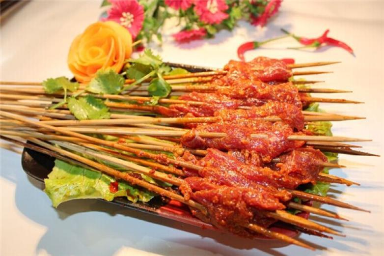 簽?zāi)甏笥嫶?/></p><p>讓簽?zāi)甏笥嫺嘀就篮系呐笥汛T店改變他們的生活品質(zhì)</p><p>簽?zāi)甏笥嫶阍诓粩鄡?yōu)化口味的同時，也很關(guān)注食品，堅持使用一次性健康新油，使用干凈衛(wèi)生的一次性鍋底，并且，在門店裝修上，花了很多的心思，打造了備受消費(fèi)者喜歡的工業(yè)復(fù)古風(fēng)，贏得了合格的口碑</p><p>簽?zāi)甏笥嬰`屬于成都市眼鏡兄弟餐飲管理有限公司,“眼鏡兄弟餐飲”是一家餐飲直營連鎖公司，弘揚(yáng)中華餐飲文化、打造川菜品牌為宗旨的專業(yè)化餐飲企業(yè)</p><p>串串香項目市場大、收銀大，進(jìn)入良性循環(huán)后經(jīng)營也大</p><p>串串香合作因其本身的特性，秘料鍋底，無可不燙，無味不有而深受廣大消費(fèi)者的喜歡</p><p>真摯地期待您能夠進(jìn)一步了解簽?zāi)甏笥嫶愫献?/p><p>口味的接受度，直接決定了品牌會不會出現(xiàn)“水土不服”，為保險的選擇，是火鍋、串串香、小龍蝦等麻辣口味，或是奶茶、炸雞等輕餐飲類型</p><p>同時，口味的穩(wěn)定也非常重要，口味的水平忽高忽低的話，很難擁有固定的老顧客</p><p>簽?zāi)甏笥嫶銚碛械琢瞎S，為合作商提供穩(wěn)定的底料供應(yīng)，涉及口味的所有產(chǎn)品都由總部為合作提供，以提高/增加口味的穩(wěn)定和統(tǒng)一</p><p></p>
                </div>
                <div   id=