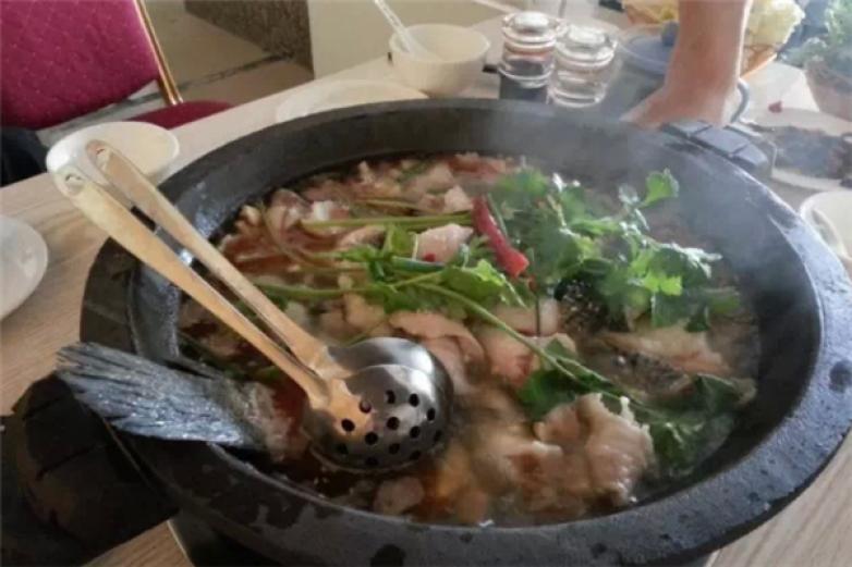 簡(jiǎn)樸寨石鍋魚(yú)