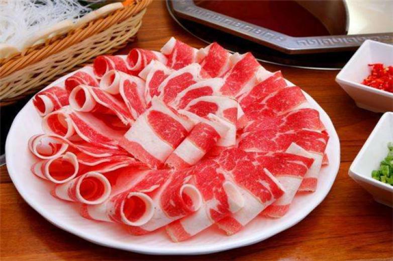 福成肥?；疱?/></p><p>福成肥?；疱佀峁┑呐Ｈ猱a(chǎn)品，還曾經(jīng)進(jìn)入釣魚(yú)臺(tái)賓客館、京西賓館，為了品質(zhì)獲得認(rèn)可的知名牛肉供應(yīng)品牌</p><p>福成肥?；疱伷放普\(chéng)信經(jīng)營(yíng)，穩(wěn)定經(jīng)營(yíng)的方式，不斷的注重提升自己的產(chǎn)品品質(zhì)，能夠真正的品質(zhì)過(guò)關(guān)的經(jīng)營(yíng)方法而獲得更好的市場(chǎng)需求和市場(chǎng)認(rèn)證，當(dāng)前已經(jīng)取得了了ISO9001質(zhì)量管理體系認(rèn)證、餐飲業(yè)食品安全管理體系認(rèn)證，進(jìn)入了我國(guó)餐飲行業(yè)的百?gòu)?qiáng)之列</p><p>福成肥?；疱伷放圃谑袌?chǎng)經(jīng)營(yíng)發(fā)展的過(guò)程當(dāng)中，是非常注重調(diào)節(jié)自己的產(chǎn)品口味的，當(dāng)前所打造的鍋底類型都是以純正溫和為主，與過(guò)去吃辣容易上火相比，福成肥?；疱佊捎谠跍字腥谌肓烁嗟闹胁菟幵牧希虼丝梢宰龀鰷匦哉{(diào)和，辣而不燥，順應(yīng)了當(dāng)前的健康飲食需求，開(kāi)辟了全新的飲食制造新概念</p><p></p>
                </div>
                <div   id=