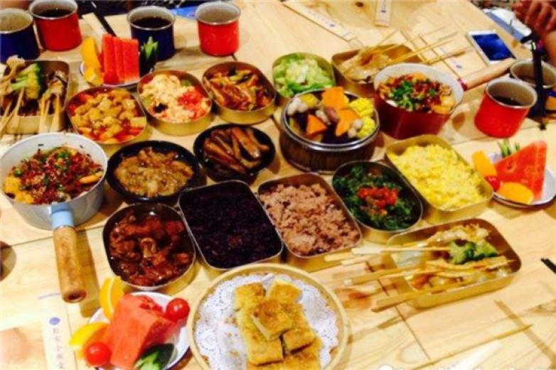 長(zhǎng)安小飯?zhí)?/></p><p>長(zhǎng)安小飯?zhí)玫牟似酚描F飯盒盛放，這一點(diǎn)讓品牌有很強(qiáng)的辨識(shí)度</p><p>而且它共配有4種米飯，分別是白米飯、紅豆飯、黑米飯、黃米飯，這與大部分的快餐品牌都是很不一樣的，令消費(fèi)者有了更多的選擇</p><p>它致力于從民間挖掘家常風(fēng)味，選用上好的食材烹飪出優(yōu)質(zhì)美味產(chǎn)品</p><p>同時(shí)品牌還具備了改良創(chuàng)立的能力，做出的菜品可以讓顧客眼前一亮</p><p>長(zhǎng)安小飯?zhí)玫漠a(chǎn)品種類是非常豐富的，而且營(yíng)養(yǎng)搭配膳食均衡，可以充分滿足消費(fèi)者的身體所需</p><p>它主打的是懷舊風(fēng)格，因而無論是店鋪的裝修布置還是餐具等都體現(xiàn)出了這一特點(diǎn)</p><p>寫著各種菜名的小木塊、印著藍(lán)色字體的亞麻布、盛放菜品的鐵飯盒無一不讓人印象深刻，營(yíng)造出一種仿若時(shí)空穿越的環(huán)境，更增強(qiáng)了品牌的辨識(shí)度</p><p>長(zhǎng)安小飯?zhí)秒m然做的是快餐，但它并不滿足于成為普通的快餐品牌，而且希望能夠?yàn)榇蟊娞峁└咂焚|(zhì)餐飲的</p><p>所以我們可以看到，光是店內(nèi)的米飯種類就不少，除了常見的白米飯之外，還有紅豆飯、黑米飯、黃米飯供大家選擇；其所有產(chǎn)品不但選材和制作有嚴(yán)格要求，而且還都是小鍋?zhàn)龀鰜淼?，味道自然比大鍋飯要好多?/p><p>這樣的品牌，自然是有市場(chǎng)的啦</p><p></p>
                </div>
                <div   id=