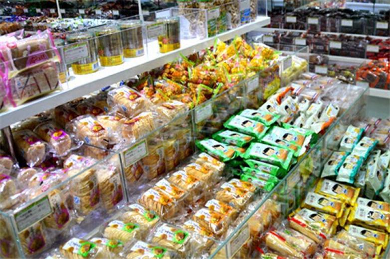 九品鋪?zhàn)?/></p><p>“粒粒皆珍品”是九品鋪?zhàn)赢a(chǎn)品戰(zhàn)略的很高追求!“六層品質(zhì)把關(guān)，好吃合格”是九品鋪?zhàn)訉οM(fèi)者的莊嚴(yán)!九品鋪?zhàn)拥拿恳患a(chǎn)品都是嚴(yán)格按照“六層品質(zhì)把關(guān)”產(chǎn)品質(zhì)量體系進(jìn)行生產(chǎn)制作、物流配送和上柜的</p><p>“六層品質(zhì)把關(guān)”包括：①生產(chǎn)商甄選;②原料精選;③口味定制;④生產(chǎn)過程監(jiān)控;⑤快捷物流保新鮮;⑥上柜前質(zhì)檢等環(huán)節(jié)</p><p>九品鋪?zhàn)訉⒁哉\摯的信譽(yù)、熱情的服務(wù)、嚴(yán)格的品控和開放的心態(tài)讓您享受美味的同時(shí)，快樂感受健康生活</p><p>九品鋪?zhàn)訄?jiān)持選用高品質(zhì)的食品，用美味去征服消費(fèi)者，運(yùn)用和國際接軌的經(jīng)營管理理念，將品牌塑造的更好</p><p>在九品鋪?zhàn)樱瑔T工是我們的重要組成部分，我們會秉承著公司的核心發(fā)展理念，讓公司員工在九品鋪?zhàn)诱业綄儆谧约杭业母杏X</p><p>九品鋪?zhàn)訄?jiān)持“好零食，挑合格品”的品牌傳播訴求，產(chǎn)地嚴(yán)選、原料精選、匠心美味、品質(zhì)工藝、嚴(yán)格品控、口味研發(fā)這六個方面出發(fā)，為消費(fèi)者挑選出更加健康美味的食品</p><p></p>
                </div>
                <div   id=