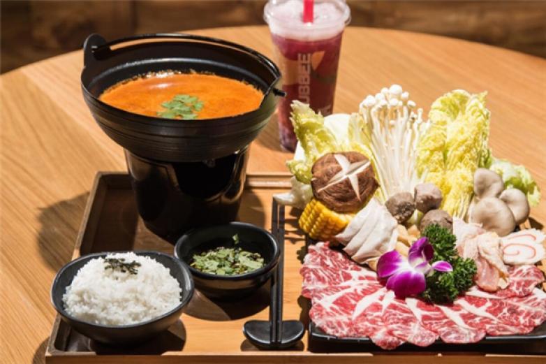 康王肥?；疱?/></p><p>并不斷研制調(diào)料自有工藝，改善加工工藝，制定標(biāo)準(zhǔn)化操作流程, 形成自身的特色</p><p>在菜品上，選用的是內(nèi)蒙無污染的牛羊肉及無公害的綠色食品</p><p>餐具衛(wèi)生方面，選用知名的安利產(chǎn)品清洗，并全部經(jīng)過高溫消毒</p><p>讓每一位來到這里的朋友真正的享用到安全、綠色的健康食品</p><p>除此之外再搭配上輕柔的音樂，柔美的燈光，整潔的餐具，溫馨的笑臉，國府一定會(huì)讓您真正體會(huì)到飲食文化的魅力所在</p><p>康王肥牛火鍋為顧客提供合格的食品，所有的原料由康王肥?；疱伈惋嫻芾碛邢薰緩N房統(tǒng)一采購，加工和配送，我們的海鮮從養(yǎng)殖到配送由公司統(tǒng)一管理，統(tǒng)一供貨，省掉了中間商的環(huán)節(jié)，所以才能做到價(jià)格實(shí)惠，品質(zhì)新鮮，打造精細(xì)的產(chǎn)品，讓每一位顧客滿意，以情服務(wù)，用心做事，用心管理，創(chuàng)造的餐飲品牌</p><p>作為正宗內(nèi)地人來說，吃海鮮幾乎是一種輕奢的行為，其實(shí)，伴隨著交有助于便利，海鮮到了內(nèi)地也不會(huì)特別昂貴，在今后的發(fā)展過程中，國府人堅(jiān)持以“放眼長遠(yuǎn)，注重細(xì)節(jié)”為原則，不斷加強(qiáng)員工素質(zhì)，力求創(chuàng)立，要求各個(gè)環(huán)節(jié)都達(dá)到盡善盡美！多年來初見始終從消費(fèi)者的角度出發(fā)，不斷對(duì)產(chǎn)品進(jìn)行更新，使其符合大眾的需求，獲得市場(chǎng)的高度認(rèn)可</p><p>巨大的市場(chǎng)需求，也讓不少創(chuàng)業(yè)者動(dòng)了心，初見的加盟店數(shù)量不僅在不斷增長，而且想要加盟初見的創(chuàng)業(yè)者也是絡(luò)繹不絕</p><p>先吃肉再喝湯，如果您也想加盟初見，就趕快來吧！</p>
                </div>
                <div   id=