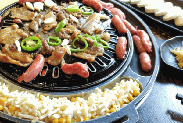 牛中?？救?></p>
<h2>牛中牛黑牛生態(tài)烤肉店投資怎么樣?</h2>
<p>一、烤肉店的發(fā)展較為寬廣</p>
<p>出資者在進(jìn)行川式烤肉加盟的運(yùn)營(yíng)之前，都會(huì)了解相關(guān)的發(fā)展方向，隨著顧客對(duì)烤肉的熱愛在逐步添加，烤肉店的發(fā)展也是較為寬廣的，較為合適出資者出資運(yùn)營(yíng)。并且烤肉店在不斷的發(fā)展中一向追求快捷、豐富、營(yíng)養(yǎng)、衛(wèi)生的現(xiàn)代科學(xué)餐飲形式，并致力于進(jìn)一步提高中式快餐的消費(fèi)層次，引導(dǎo)顧客健康的消費(fèi)需求。這種方式也是出資者們?cè)诳救獾甑倪\(yùn)營(yíng)中一向秉持的發(fā)展理念。</p>
<p>二、烤肉店的美食品種豐富</p>
<p>烤肉店豐富的美食也是招引顧客的重要之一，出資者在進(jìn)行購(gòu)物店的運(yùn)營(yíng)之前，一定要具體的了解其他烤肉店有哪些產(chǎn)品，然后在此基礎(chǔ)上作出相應(yīng)的食材的添加，同時(shí)出資者們也可以對(duì)購(gòu)買者的需求進(jìn)行分類匯總，這就讓其店里燒烤從品種、口味到價(jià)格都要有清楚理解。這種多品種、細(xì)分化的燒烤結(jié)構(gòu)在方便顧客的同時(shí)，也使出資者的盈利更大，所以出資者們要進(jìn)行烤肉店的運(yùn)營(yíng)，就趕快行動(dòng)起來吧。</p>
<p>三、烤肉店的運(yùn)營(yíng)形式較為簡(jiǎn)略</p>
<p>出資者想要運(yùn)營(yíng)一家成都烤肉加盟店可以挑選自助烤肉形式，也可以挑選普通的烤肉形式。自助烤肉形式是需求出資者們把店里一切的菜品都擺放出來，當(dāng)顧客進(jìn)店消費(fèi)時(shí)，任顧客挑選。普通的烤肉形式就是指出資者們把烤肉店的菜品制作成菜單，當(dāng)顧客們進(jìn)店消費(fèi)時(shí)，服務(wù)人員具體的詢問顧客的喜好，為其引薦合適的菜品，或者由顧客們自己進(jìn)行挑選，這兩種運(yùn)營(yíng)形式都是較為簡(jiǎn)略的，出資者們可以根據(jù)自己的實(shí)際情況進(jìn)行挑選。</p>
<p>四、烤肉店的服務(wù)態(tài)度較好</p>
<p>對(duì)于出資者來說，不管運(yùn)營(yíng)哪一項(xiàng)餐飲項(xiàng)目，杰出的服務(wù)態(tài)度都是必須具備的。并且較好的服務(wù)態(tài)度也可以充沛的招引顧客進(jìn)店消費(fèi)，所以出資者在烤肉店的運(yùn)營(yíng)過程中，不僅僅要自己堅(jiān)持杰出的服務(wù)態(tài)度，也要要求店面的員工都可以微笑地為顧客服務(wù)。可以在烤肉店正式運(yùn)營(yíng)之前，對(duì)店面的工作人員進(jìn)行一段時(shí)間的訓(xùn)練，培養(yǎng)他們的服務(wù)意識(shí)以及處理工作的應(yīng)變能力，促進(jìn)烤肉店獲得更好的發(fā)展。</p>
<p><img src=
