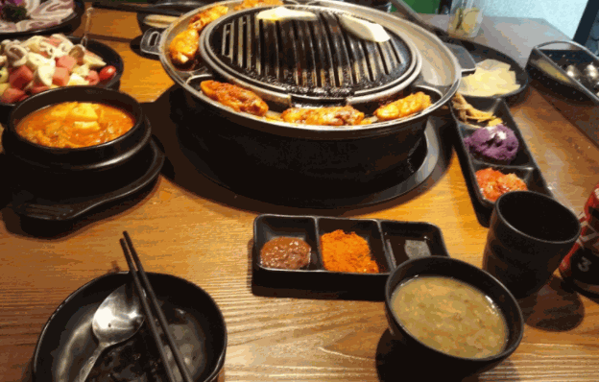 牛中?？救?></p>
<p>建議選擇大品牌，牛中牛黑牛生態(tài)烤肉開店300余家，是優(yōu)質(zhì)的烤肉品牌。公司提取了朝鮮族烤肉與四川燒烤的精髓，讓南北烤肉的特色在牛中牛黑牛生態(tài)烤肉巧妙融合，使得牛中牛黑牛生態(tài)烤肉的味道獨樹一幟、別具一格，深受全國各地食客喜愛。以上就是該創(chuàng)業(yè)項目的介紹。下方留言，可領(lǐng)取該項目加盟招商資料。</p>
                    </div>
                    <!--文章內(nèi)容 結(jié)束-->
                    <!--上一篇 開始-->
                    <div   id=