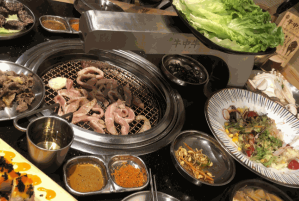 牛中?？救?></p>
<h2>牛中牛黑牛生態(tài)烤肉怎么加盟?</h2>
<p>1、初步了解</p>
<p>投資者留下您的聯(lián)系方式，可以先對(duì)項(xiàng)目進(jìn)行初步了解。</p>
<p>2、進(jìn)一步調(diào)查</p>
<p>前往牛中牛黑牛生態(tài)烤肉總部進(jìn)行進(jìn)一步的考察，評(píng)估公司實(shí)力。</p>
<p>3、加盟申請(qǐng)</p>
<p>以書面形式或者郵件形式填寫加盟申請(qǐng)表提交至總部，信息必須要保證真實(shí)有效。</p>
<p>4、簽訂合同</p>
<p>簽訂加盟合同，投資者與牛中牛黑牛生態(tài)烤肉總部簽訂合同的時(shí)候還可以交納一部分加盟費(fèi)用。</p>
<p>5、選擇店鋪地址</p>
<p>加盟商根據(jù)本地的市場(chǎng)環(huán)境情況，選擇合適的店鋪地址交由總部審核。</p>
<p>6、店面裝修</p>
<p>大型或特大型店面可以通過(guò)業(yè)務(wù)經(jīng)理協(xié)調(diào)公司設(shè)計(jì)師對(duì)店面進(jìn)行裝修設(shè)計(jì)。</p>
<p>7、總部培訓(xùn)</p>
<p>牛中牛黑牛生態(tài)烤肉品牌總部安排投資者進(jìn)行技術(shù)培訓(xùn)，培訓(xùn)合格后頒發(fā)授權(quán)銅牌。</p>
<p>8、開業(yè)準(zhǔn)備</p>
<p>落實(shí)開業(yè)宣傳方案，落實(shí)開業(yè)促銷實(shí)施。</p>
<p>9、指導(dǎo)開業(yè)</p>
<p>開業(yè)期間外派專業(yè)人員下店支持指導(dǎo)工作，確保加盟店順利開業(yè)。</p>
<p><img src=