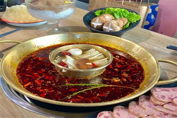 上品牛?；疱? /></p><p><strong>鮮香夠過(guò)癮 關(guān)于特色</strong></p><p>◎牛肉新鮮：選用2歲以內(nèi)魯西黃牛，肉質(zhì)鮮美，當(dāng)天宰殺加工。</p><p>◎技藝領(lǐng)鮮：明檔式手工現(xiàn)切工藝，提升牛肉新鮮度和品質(zhì)。</p><p>◎涮品臻鮮：根據(jù)驕龍豆撈20年火鍋技藝，臻選各地特色涮品。</p><p>◎鮮爽牛丸：純?nèi)庵谱?，集鮮、脆、爽、滑、彈于一體。</p><p>◎骨湯提鮮：新鮮牛骨，慢火熬制，湯色濃而不濁，湯味清而淡。</p><p>◎蘸料更鮮：秘制沙茶醬、芝麻醬、海鮮醬、油碟等多種蘸料。</p>
                </div>
                <div   id=