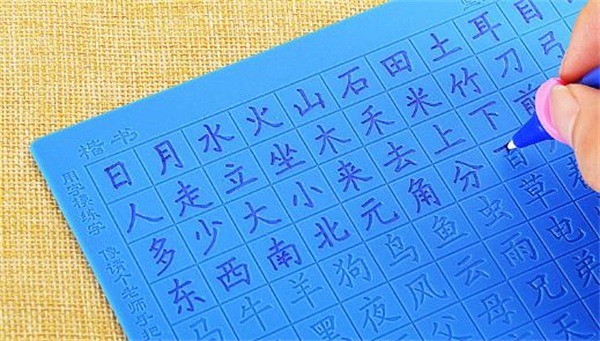 新?tīng)钤魑? /></p><p>新?tīng)钤魑氖且粋€(gè)綜合型的小初高學(xué)生智能學(xué)習(xí)中心，新?tīng)钤魑膶W(xué)習(xí)吧集新?tīng)钤魑脑诰€課程+線下輔導(dǎo)+新?tīng)钤魑漠a(chǎn)品銷售+多方面的智能測(cè)評(píng)+家庭教育課程+智能高考志愿填報(bào)等服務(wù)，讓孩子輕松提分。</p><p>加盟投入少，無(wú)資金積壓。擁有強(qiáng)大的師資，10年的運(yùn)營(yíng)經(jīng)驗(yàn)。高新技術(shù)企業(yè)、在線教育百?gòu)?qiáng)、智慧教育百?gòu)?qiáng)、2016年度互聯(lián)網(wǎng)教育內(nèi)容獎(jiǎng)、2016年書(shū)業(yè)新技術(shù)年度影響企業(yè)、科學(xué)院聯(lián)想之星、互聯(lián)網(wǎng)誠(chéng)信企業(yè)。新?tīng)钤魑募用隧?xiàng)目招商進(jìn)行中，歡迎創(chuàng)業(yè)者來(lái)電垂詢，考察項(xiàng)目。</p>
                </div>
                <div   id=