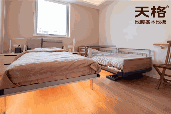 天格地?zé)岬匕? /></p><p><strong>發(fā)展歷程</strong></p><p>2019年，3月，《夢想改造家》設(shè)計師謝英凱簽約天格，成為“地暖實木地板品類推廣大使”; 
7月，著名設(shè)計師本間貴史簽約天格，成為“地暖實木地板品類推廣大使”;同時， 天格入駐上海新華聯(lián)國際中心。</p><p>2018年，天格被選為國家標(biāo)準(zhǔn)《地采暖用實木地板技術(shù)要求》第一負(fù)責(zé)起草企業(yè);牽頭召開首屆品類大會，規(guī)范品類商用名為”地暖實木地板“;發(fā)布行業(yè)指導(dǎo)用書《中國地暖實木地板消費指南》。</p><p>2017年，天格與中國輻射供暖供冷委員會、FEYCO 
TREFFERT(堅弗涂料)達(dá)成戰(zhàn)略合作;成為東方衛(wèi)視《夢想改造家》欄目設(shè)計師合作品牌;榮獲第十九屆中國專利優(yōu)秀獎。</p><p>2016年，天格發(fā)布地暖實木地板年度趨勢報告及國際新品;成立“天格匠心學(xué)院”。</p><p>2015年，天格發(fā)布地暖實木地板工藝系列微紀(jì)錄片——《專注的力量》。</p><p>2014年，天格全面啟動專為地暖用戶定制的“匠心服務(wù)”體系。</p><p>2013年，天格浙江練市現(xiàn)代化制造基地正式投產(chǎn)。</p><p>2011年，天格推出《地暖實木地板系統(tǒng)解決方案》;同年，在國家林業(yè)局獲專家鑒定組技術(shù)評審：天格產(chǎn)品達(dá)到國際先進水平。</p><p>2010年，天格產(chǎn)品成為世博會遠(yuǎn)大館選用地面材料。</p><p>2008年，天格受邀成為中國地暖實木地板行業(yè)標(biāo)準(zhǔn)起草單位。</p><p>2005年，天格獲土耳其政府授予出口免檢，并獲得歐盟CE認(rèn)證。</p><p>2004年，天格與美國地板協(xié)會NWFA簽署合作協(xié)議。</p><p>2003年，天格同歐洲及北美的七個國家代理商達(dá)成合作協(xié)議。</p><p>2002年，設(shè)計制造出全自動實木地板槽口封蠟機，成功將實木鎖扣地板用于地暖環(huán)境。</p><p>2001年，天格上海公司成立。</p><p>2000年，發(fā)明地暖實木地板核心技術(shù)——“虎口榫”實木鎖扣技術(shù)。</p><p>1999年，天格浙江公司成立。</p><p>1996年，天格長沙公司成立。</p><p>1995年，天格昆明公司成立。</p><p>1994年，設(shè)計制造出自動化地板涂裝生產(chǎn)線。</p>
                </div>
                <div   id=