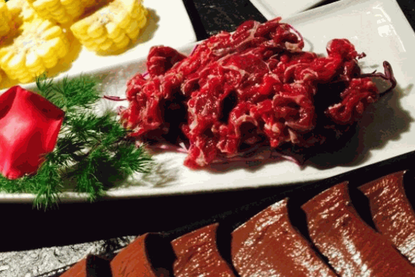狠?；疱?></p>
<p>狠牛火鍋料理市場(chǎng)前景廣闊，產(chǎn)品種類(lèi)繁多。高質(zhì)量的成分和新穎的口味是非常好的產(chǎn)品優(yōu)勢(shì)?？偛繐碛邢冗M(jìn)的火鍋制作技術(shù)和專(zhuān)業(yè)的運(yùn)營(yíng)與服務(wù)團(tuán)隊(duì)，也值得加入。</p>
<p>狠?；疱亴?duì)于食材的選擇是十分嚴(yán)苛的，我們精選寧夏散養(yǎng)黃牛，選取牛身上最好的部分來(lái)作為我們的食材，只為提供給消費(fèi)者最優(yōu)質(zhì)的美食享受，狠?；疱伿且粋€(gè)川渝、潮汕雙重口味混搭的火鍋品牌，一經(jīng)面市就吸引了眾多消費(fèi)者的關(guān)注，無(wú)論是鍋底、菜品還是調(diào)料都讓食客們贊不絕口。為了品牌能夠獲得更好的發(fā)展，狠牛火鍋料理目前正在全國(guó)范圍火熱招商中，歡迎廣大投資創(chuàng)業(yè)者前來(lái)咨詢(xún)。</p>
                    </div>
                    <!--文章內(nèi)容 結(jié)束-->
                    <!--上一篇 開(kāi)始-->
                    <div   id=