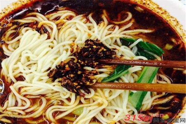 矮板凳小面加盟
