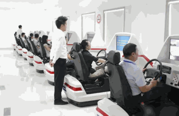 車依戀汽車駕駛模擬器