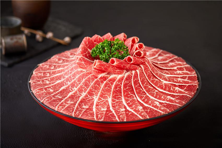 德天肥?；疱? /><br></p><p><strong>冬天保護(hù)血管的8種食物</strong></p><p>血管尤其是冠狀動脈在冬季寒冷時(shí)容易收縮、痙攣，發(fā)生供血不足，并可能導(dǎo)致栓塞，因此要十分注意保暖。而且不少人的心血管疾病就是長期飲食不當(dāng)導(dǎo)致的，需要及時(shí)調(diào)理恢復(fù)。那么，保護(hù)血管適合吃哪些食物?</p><p><strong>保護(hù)血管的食物</strong></p><p><strong>1.圓白菜</strong></p><p>圓白菜對于血液健康可說得上是絕對功臣，其除了會有維生素C、鉀、鈣、膳食纖維之外，還具有強(qiáng)抗氧化活性的異硫氰酸鹽，以及稀有的維生素U和維生素K，保護(hù)血管黏膜，加速血液循環(huán)，讓血管更加堅(jiān)固、有彈性。</p><p>此外，圓白菜還具有保護(hù)黏膜細(xì)胞的作用，對胃炎及胃潰瘍的防治有較好的臨床效果。</p><p><strong>2.蜂膠</strong></p><p>蜂膠真的是一件好東西——它由蜂脂制成，具有很強(qiáng)的抗菌作用，被稱為“天然維生素”。與此同時(shí)，蜂膠還是一種天然的高效免疫增強(qiáng)劑，可以刺激機(jī)體的免疫機(jī)能，增強(qiáng)巨噬細(xì)胞的活力。蜂膠中的黃烷酮、黃酮、異黃酮、維生素P等營養(yǎng)元素，以及豐富的礦物質(zhì)，有助于提升人體免疫力，有效防止血管被氧化，保證血管的年輕態(tài)，讓血液黏稠度保持在剛剛好的狀態(tài)。</p><p><strong>3.青魚片</strong></p><p>青魚中有很豐富的不飽和脂肪酸，能改善血液粘稠度。另外，青魚中還含有豐富的DHA，可以降低人體內(nèi)壞膽固醇的含量，是血液不可取代的“清道夫”，降低血栓、血脂的凝結(jié)幾率，讓內(nèi)臟功能時(shí)刻保持完美狀態(tài)。</p><p><strong>4.核桃</strong></p><p>含有豐富的磷和大量的亞油酸。磷可營養(yǎng)腦神經(jīng);亞油酸可防治動脈硬化。</p><p><strong>5.紅薯</strong></p><p>紅薯富含鉀、β-胡蘿卜素、葉酸、維生素C和維生素B6，這些成分均有助于預(yù)防動脈硬化。其中，β-胡蘿卜素和維生素C有抗脂質(zhì)氧化、預(yù)防動脈粥樣硬化的作用，補(bǔ)充葉酸和維生素B6有助于降低血液中的半胱氨酸水平，避免其損傷動脈血管，此外，紅薯中還含有大量黏液蛋白、黏液多糖等，能保持人體心血管壁的彈性。</p><p><strong>6.山楂</strong></p><p>山楂能顯著降低血清膽固醇及甘油三酯，有效防治動脈粥樣硬化，還能增加心肌收縮力，擴(kuò)張冠狀動脈血管。此外，山楂中的總黃酮有擴(kuò)張血管和持久降壓的作用。動脈硬化且伴有高血脂、高血壓或冠心病者，每日可取生山楂15～30克，水煎代茶飲。</p><p><strong>7.香菇</strong></p><p>含有一種核酸類物質(zhì)。這種核酸類物質(zhì)可抑制膽固醇的產(chǎn)生，防止動脈硬化和血管變脆，對防治心血管疾病有積極作用。</p><p><strong>8.蕎麥</strong></p><p>蕎麥含有豐富的維生素E、可溶性膳食纖維、煙酸和蘆丁(蕓香甙)。蘆丁有降低人體血脂和膽固醇、軟化血管、保護(hù)視力和預(yù)防腦血管出血的作用;煙酸能促進(jìn)機(jī)體的新陳代謝，增強(qiáng)解毒能力，還具有擴(kuò)張小血管和降低血液膽固醇的作用。蕎麥含有豐富的鎂，能促進(jìn)人體纖維蛋白溶解，使血管擴(kuò)張，抑制凝血塊的形成，具有抗血栓的作用，也有利于降低血清膽固醇。</p>
                </div>
                <div   id=