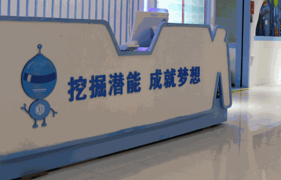 依貝情育嬰機器人