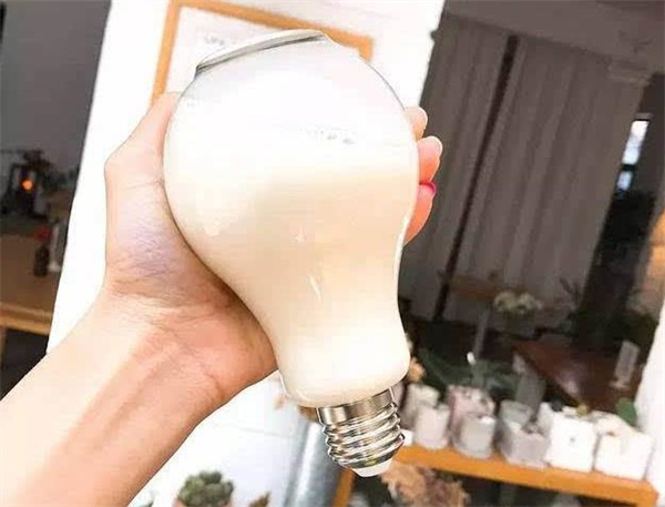 100瓦電燈泡奶茶
