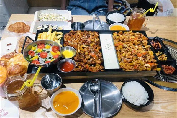 阿卡韓國(guó)料理加盟
