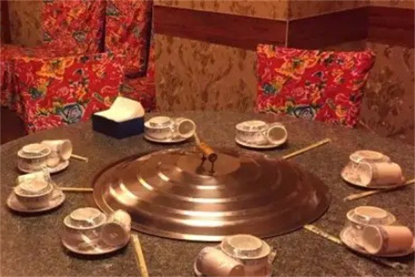 憶鄉(xiāng)情鐵鍋燉魚飯店加盟