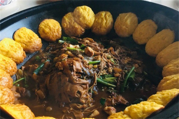 憶鄉(xiāng)情鐵鍋燉魚飯店加盟