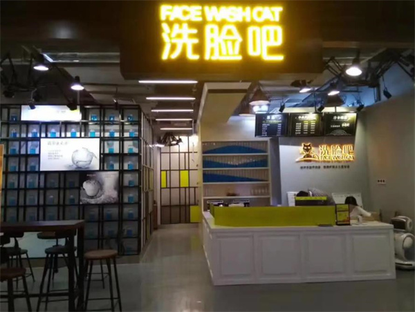 嘩臉貓洗臉吧