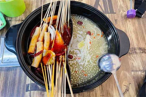 飛簽門(mén)串串香加盟