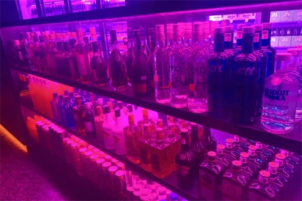 嗨lensi酒吧加盟