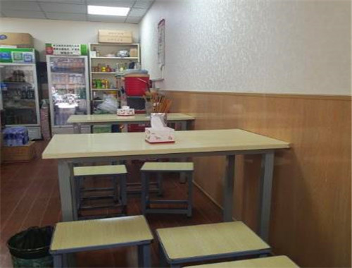 王嘉衛(wèi)黃燜雞米飯加盟
