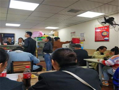 王嘉衛(wèi)黃燜雞米飯加盟