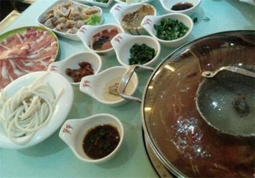 籮籮酸湯魚火鍋加盟