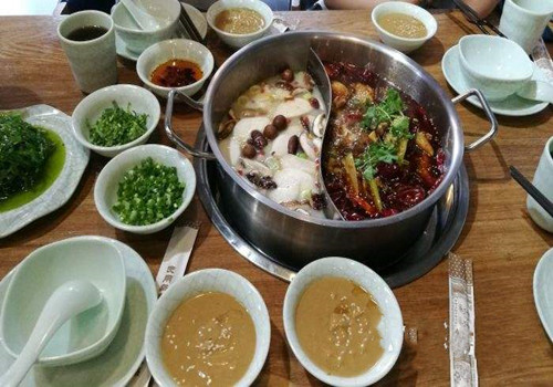 炊牛班牛蛙串串火鍋加盟