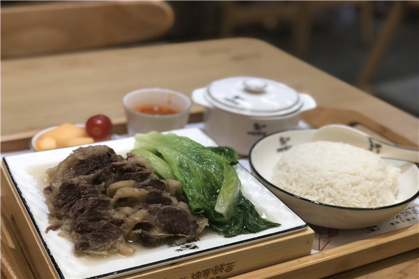 獨(dú)家鮮言牛腩飯加盟