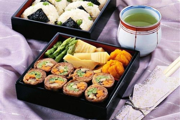 ?？死惝?></p>
<p>如何加盟?？死惝?流程簡單，開店不用愁</p>
<p>1、對?？死惝斂疾炝私夂笥幸庀蚣用?，并符合加盟條件的加盟商，認同牛克拉便當企業(yè)文化、經(jīng)營方式和管理模式，向?？死惝斂偛拷患{加盟意向金，方可進入準加盟狀態(tài);</p>
<p>2、準加盟商在開設加盟店城市先選址，商鋪可以一個也可以多個待選商鋪，提供選址詳細地址，每個待選商鋪照片不少于十張包括門頭，側(cè)面環(huán)境，店內(nèi)各角度環(huán)境結(jié)構(gòu)照片，供?？死惝斂偛砍醪綄徍?</p>
<p>3、確定在某一區(qū)域選址開店，需交公司支付定金，?？死惝斂偛烤蛯⒋藚^(qū)域暫時保護變?yōu)檎奖Ｗo，以確保加盟商區(qū)域加盟的優(yōu)先權(quán)。</p>
<p>4、交納加盟意向金后，雙方溝通分析選址事宜確定初步意向目標后，需?？死惝斂偛咳藛T到場審核，準加盟商將預付差旅費匯到公司指定賬戶，通知財務查詢;距離超過里需訂機票，公司人員駕車到場的按往返費用及高速費計算;</p>
<p>5、款到當天從財務將差旅費匯出指定人員處，根據(jù)振遣時間約定訂票，并告知加盟商，?？死惝斂偛堪才湃藛T到場審核;到場人員食宿由加盟商承擔;</p>
<p>6、根據(jù)公司選址要求審核店面，審核通過后即可洽談簽約事宜;</p>
<p>7、簽訂合同，完成簽約。</p>
<p>?？死惝敿用丝偛繉嵙姶螅軌驗榧用松烫峁I(yè)而持久的創(chuàng)業(yè)服務。專業(yè)營養(yǎng)師親授制作工藝，數(shù)十項免費增值服務，標準的科學講堂，實際的輔助運營，規(guī)范的調(diào)研指導，全方位為加盟商保駕護航。</p>
<p></p>
                    </div>
                    <!--文章內(nèi)容 結(jié)束-->
                    <!--上一篇 開始-->
                    <div   id=