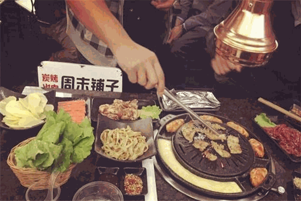 周末鋪?zhàn)訚h派炭火烤肉加盟
