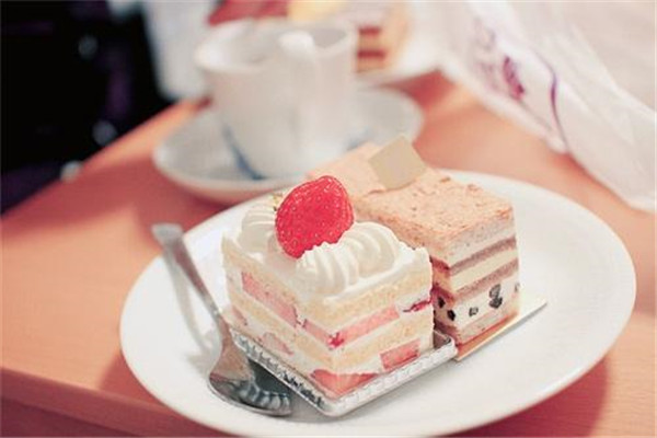 御喜瑪?shù)案?></p>
<p><strong>御喜瑪?shù)案饧用藘?yōu)勢怎么樣?完善管理優(yōu)勢，統(tǒng)一系統(tǒng)化的支持</strong></p>
<p>1、完善培訓，系統(tǒng)服務(wù)：御喜瑪?shù)案鈸碛械膸熧Y團隊，近1000平米的培訓基地，現(xiàn)場教學，包教包會。同時，公司擁有完善的后勤服務(wù)機構(gòu)，專門負責學員的食宿安排。</p>
<p>2、廣告宣傳，鋪天蓋地：御喜瑪?shù)案鈱㈤L期在中央電視臺、地方衛(wèi)視和各大網(wǎng)站進行品牌宣傳推廣，提升品牌知名度，拉動終端銷售。為確保御喜瑪?shù)案獾慕y(tǒng)一形象，加盟店的設(shè)計是由公司總部指定的設(shè)計師設(shè)計，無償提供專業(yè)裝修設(shè)計方案，包括詳細的施工圖及裝修預算作為參考，提供店面裝修施工輔導。</p>
<p>3、售后服務(wù)，持續(xù)運營：御喜瑪?shù)案饷磕瓴欢ㄆ谂蓡T巡查、指導，針對投資者的實際情況給出佳經(jīng)營管理方案。總部由經(jīng)過長期強化培訓、理論知識和實踐經(jīng)驗的專業(yè)人才，組建專家服務(wù)系統(tǒng)、培訓支持系統(tǒng)，在市場的啟動期、成長期、成熟期向投資者提供個性化服務(wù)營銷方案。</p>
<p>4、政策保護，無憂壟斷：御喜瑪?shù)案鈱嵭袇^(qū)域保護政策，在合理區(qū)域內(nèi)發(fā)展店鋪，充分留給投資者廣闊的市場空間，實現(xiàn)周邊無同品牌競爭?？偛慷ㄆ趯用说陮ぴL，確保其品牌、產(chǎn)品、服務(wù)與總部保持一致，并對加盟店的日常運營及管理提供專業(yè)性終端信息系統(tǒng)支持及指導，助加盟商實現(xiàn)信息化的管理模式。</p>
<p>5、成本優(yōu)勢，競爭更強：御喜瑪?shù)案馑迷O(shè)備、工具、模具、原料、包裝等都由公司批量購進、自主研發(fā)或合作生產(chǎn)，對客戶實行潤平進平出，售后服務(wù)有保障，讓客戶更有競爭力。</p>
<p>御喜瑪?shù)案饧用嗽趺礃?從小編的介紹中可以看出，加盟御喜瑪?shù)案夂懿诲e。不僅有各種加盟優(yōu)勢，還有加盟支持。只要創(chuàng)業(yè)者用心，很容易開店成功。蛋糕店的環(huán)境很衛(wèi)生，服務(wù)人員服務(wù)很熱情。特色服務(wù)有很多，比如說線上預訂等等，市場回頭率很高。</p>
                    </div>
                    <!--文章內(nèi)容 結(jié)束-->
                    <!--上一篇 開始-->
                    <div   id=
