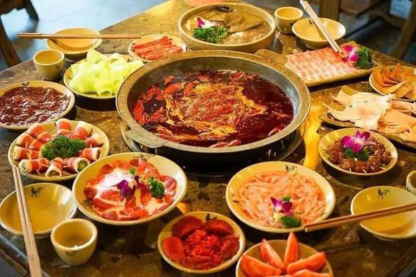 湯響回轉(zhuǎn)火鍋加盟
