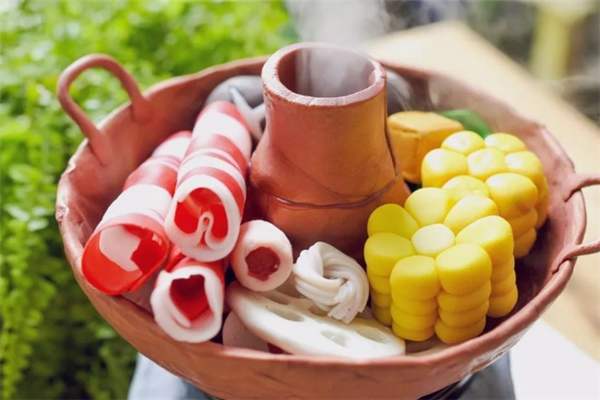 小龍江苑生態(tài)火鍋加盟